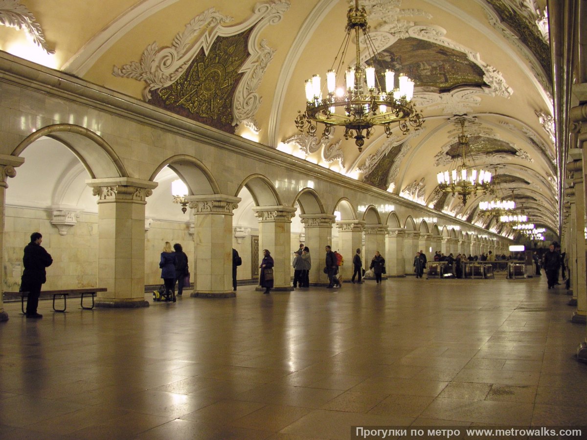 Фотография станции Комсомольская (Кольцевая линия, Москва). Вид по диагонали.