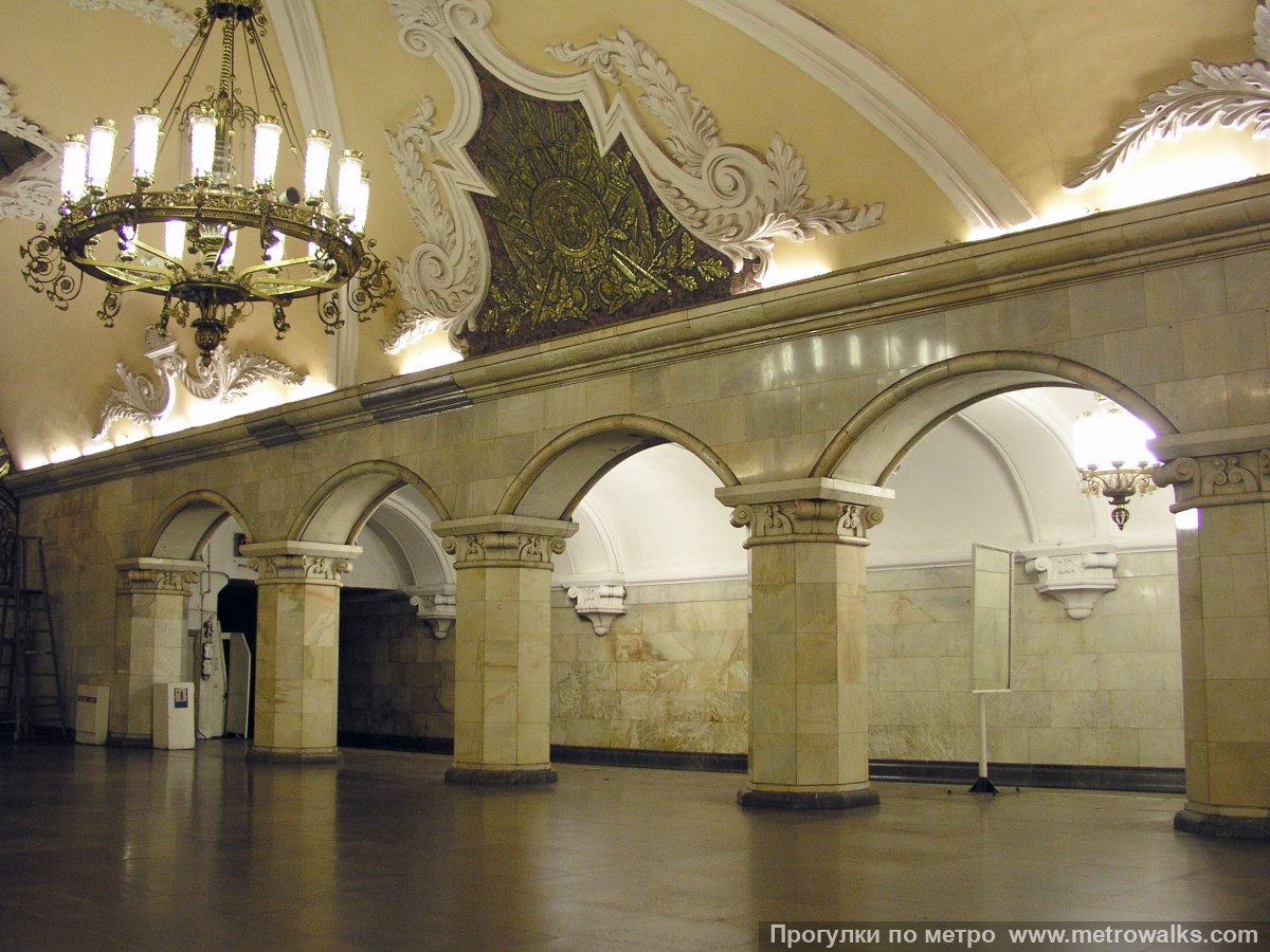 Фотография станции Комсомольская (Кольцевая линия, Москва). Вид по диагонали.