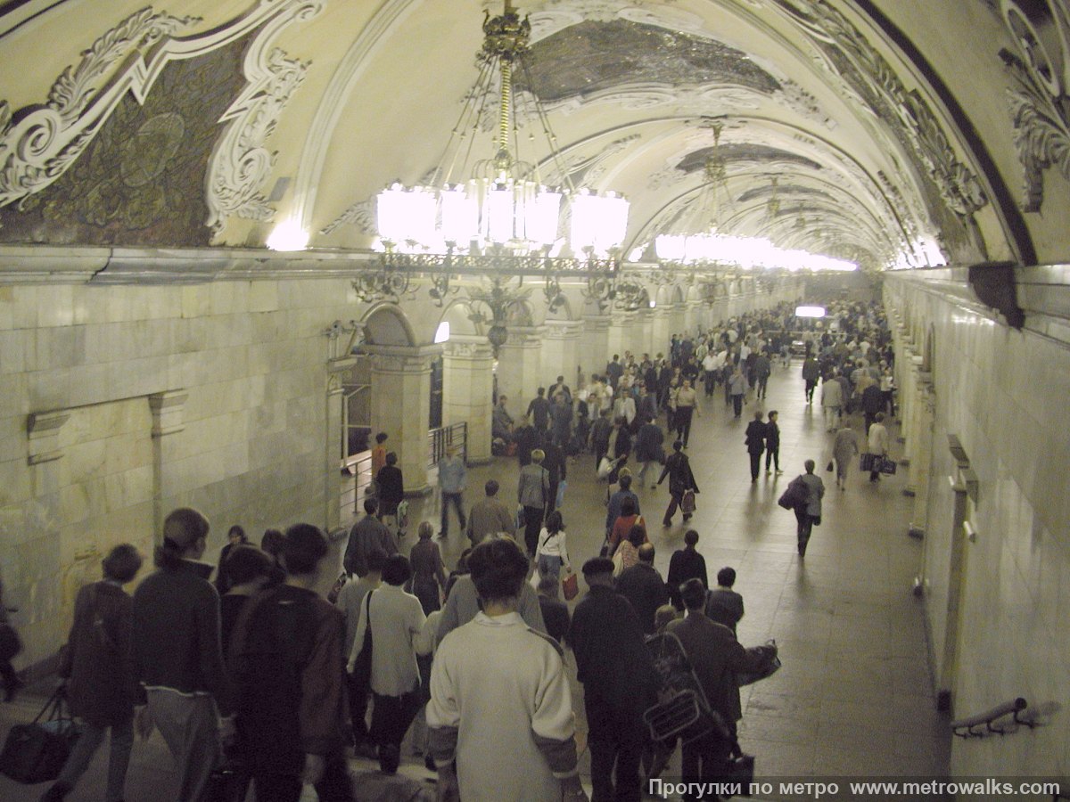 Фотография станции Комсомольская (Кольцевая линия, Москва). Спуск на станцию по лестнице.