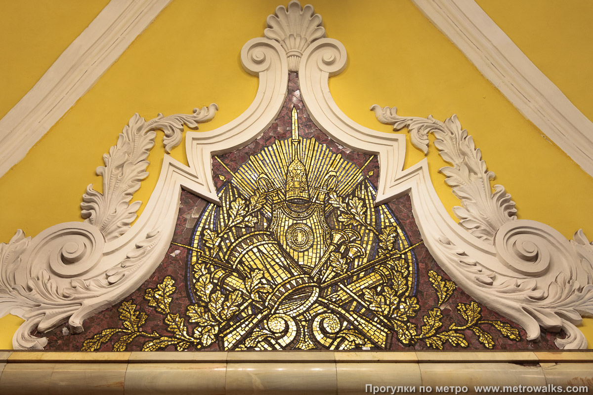 Фотография станции Комсомольская (Кольцевая линия, Москва). Декоративная отделка потолка. Барельеф с оружием.