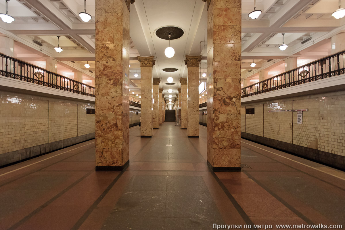 Фотография станции Комсомольская (Сокольническая линия, Москва). Продольный вид центрального зала. Фотография станции Комсомольская (Сокольническая линия, Москва). Продольный вид центрального зала.