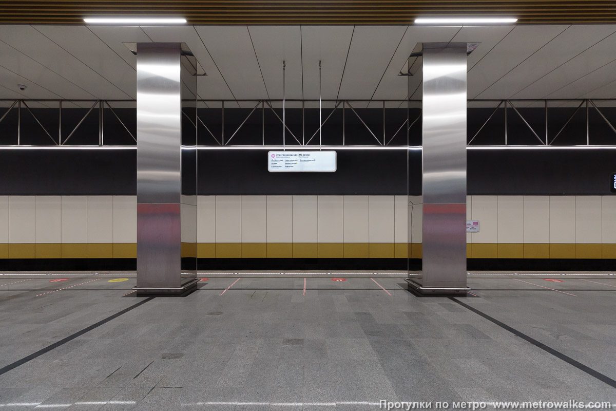 Фотография станции Косино (Некрасовская линия, Москва). Поперечный вид, проходы между колоннами из центрального зала на платформу.