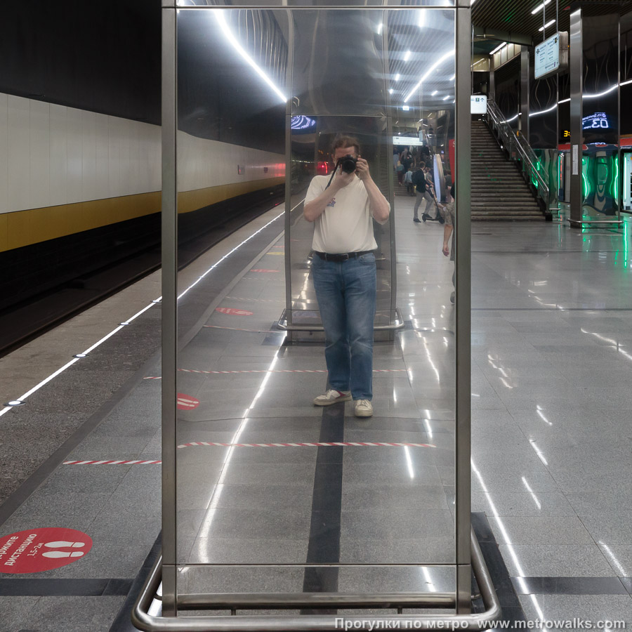Фотография станции Косино (Некрасовская линия, Москва). Колонна крупным планом. Колонны отделаны полированным металлом и выглядят как зеркала.