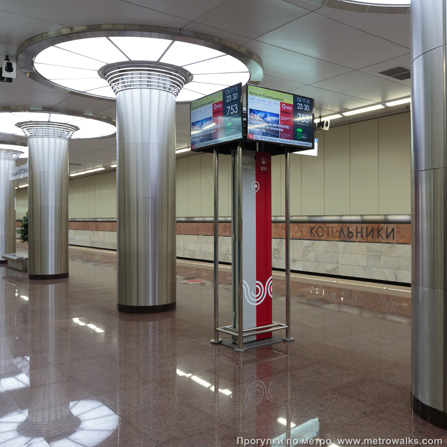 Фотография станции Котельники (Таганско-Краснопресненская линия, Москва). Центральный объект на платформе — «ИнфоСОС».