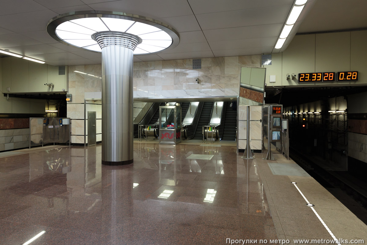 Фотография станции Котельники (Таганско-Краснопресненская линия, Москва). Выход в город, эскалаторы начинаются прямо с уровня платформы. Второй выход со станции.
