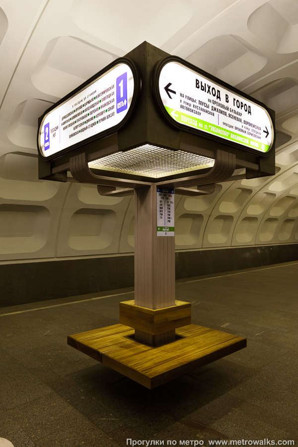 Фотография станции Красногвардейская (Замоскворецкая линия, Москва). Скамейки, совмещённые с указателями.