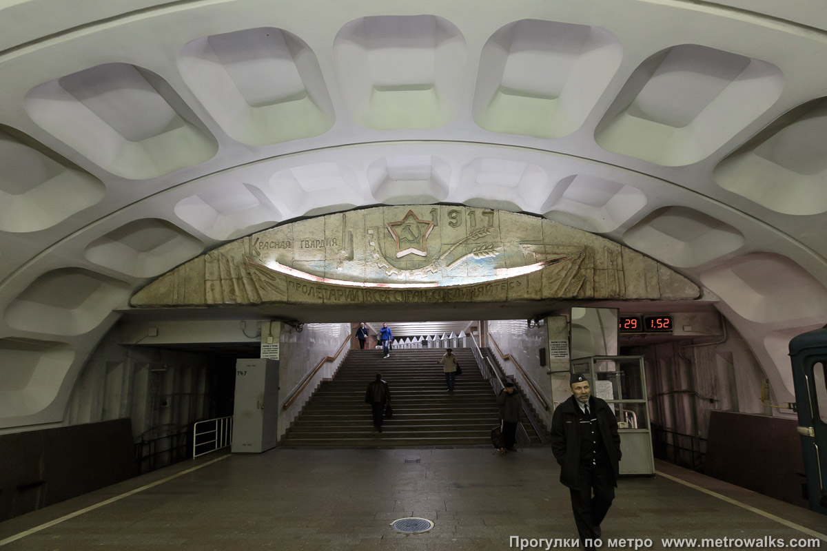 Фотография станции Красногвардейская (Замоскворецкая линия, Москва). Выход в город осуществляется по лестнице.