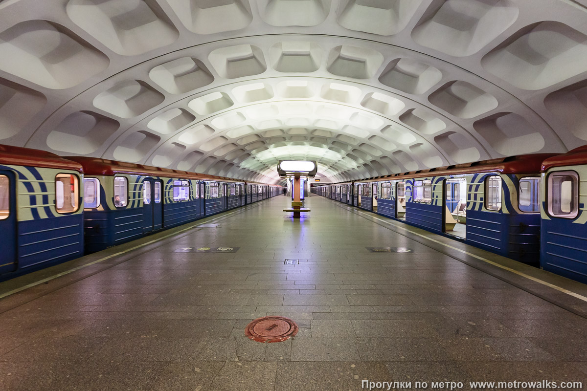 Фотография станции Красногвардейская (Замоскворецкая линия, Москва). Продольный вид по оси станции. Для пущей цветастости — с двумя поездами модели 81-717.5М/714.5М, которые уже давно не выпускаются.