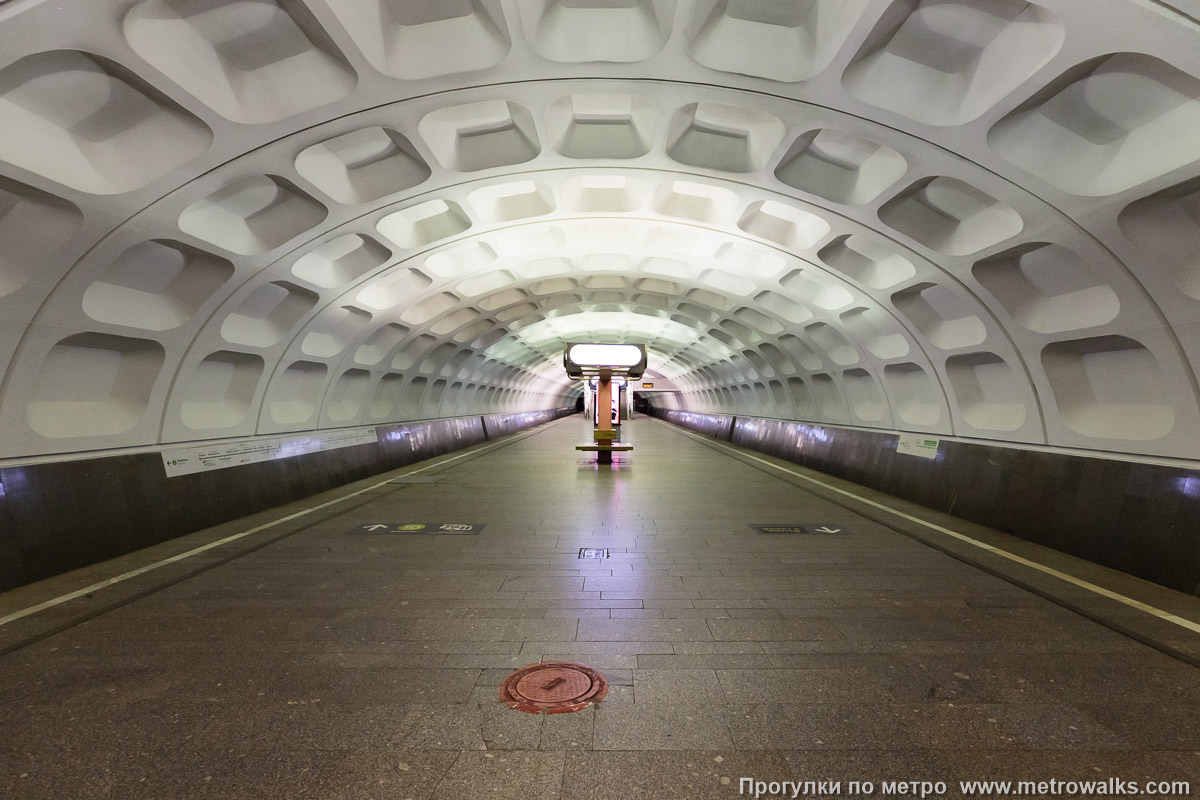 Фотография станции Красногвардейская (Замоскворецкая линия, Москва). Продольный вид по оси станции.