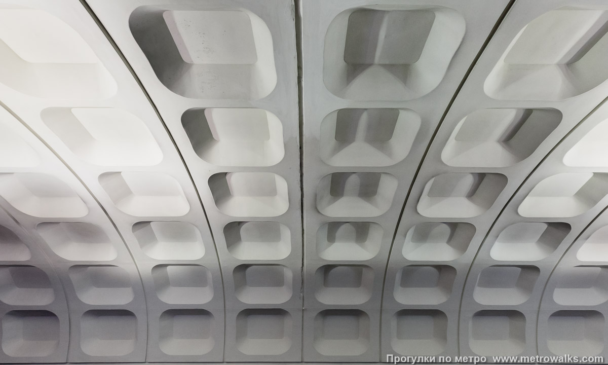 Фотография станции Красногвардейская (Замоскворецкая линия, Москва). Самая колоритная архитектурная деталь Красногвардейской — монолитный свод, украшенный одиннадцатью рядами четырёхгранных кессонов.