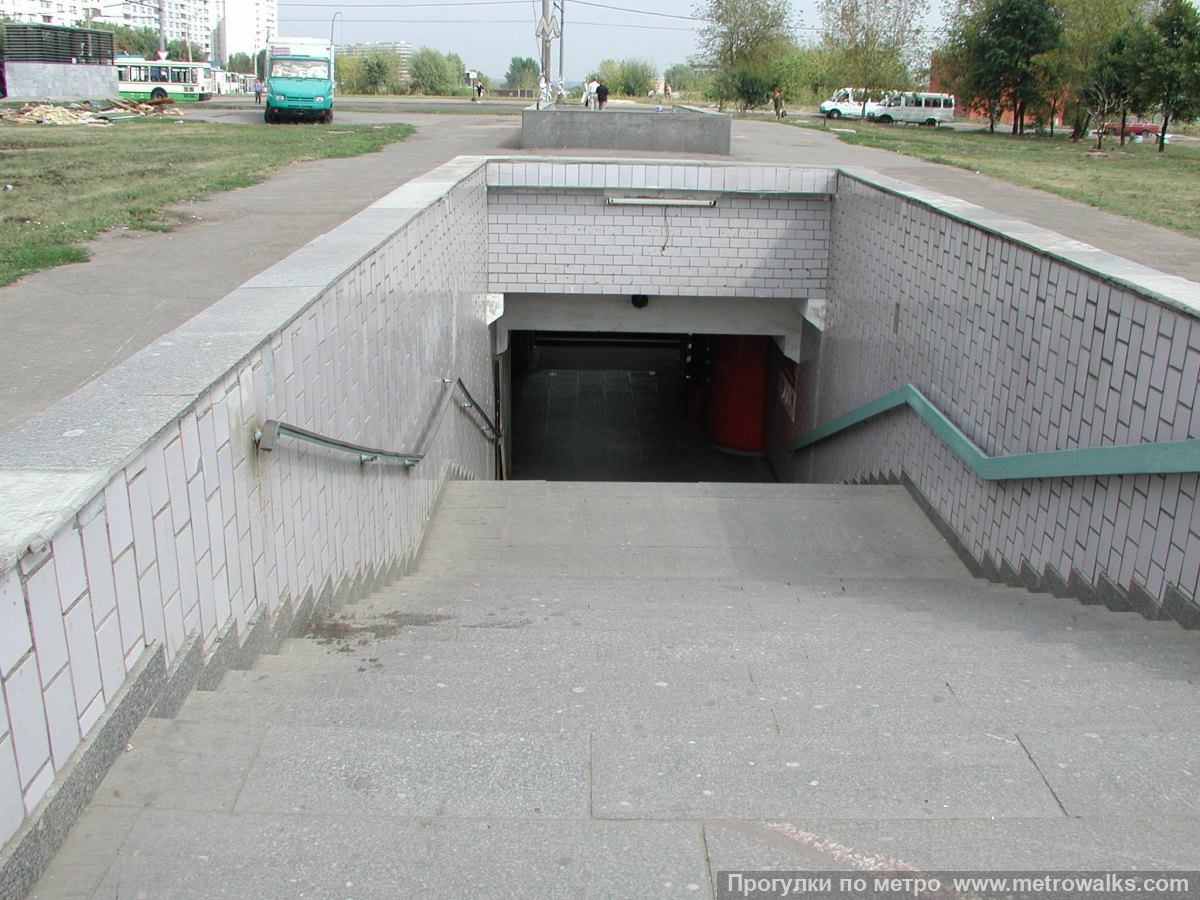 Фотография станции Красногвардейская (Замоскворецкая линия, Москва). Вход на станцию осуществляется через подземный переход. Исторический снимок 2002 года.