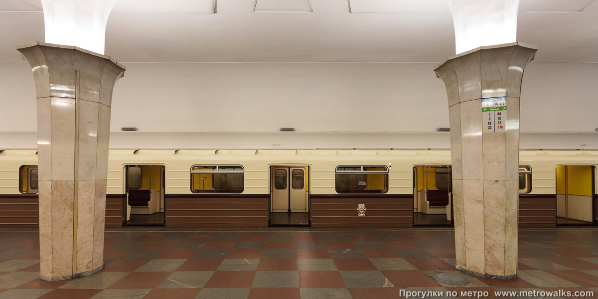 Фотография станции Кропоткинская (Сокольническая линия, Москва). Поперечный вид, проходы между колоннами из центрального зала на платформу. Поезд «Первый».