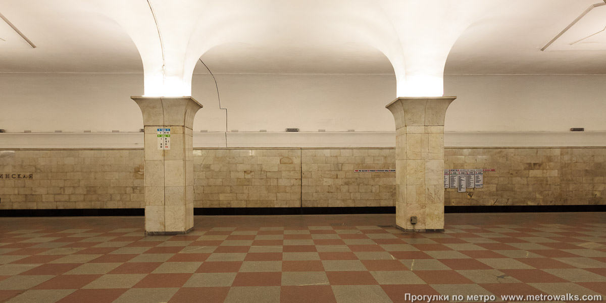Фотография станции Кропоткинская (Сокольническая линия, Москва). Проход между центральным залом и посадочными платформами крупным планом. В центральной части станции две пары колонн имеют квадратное сечение, а не многоугольное.