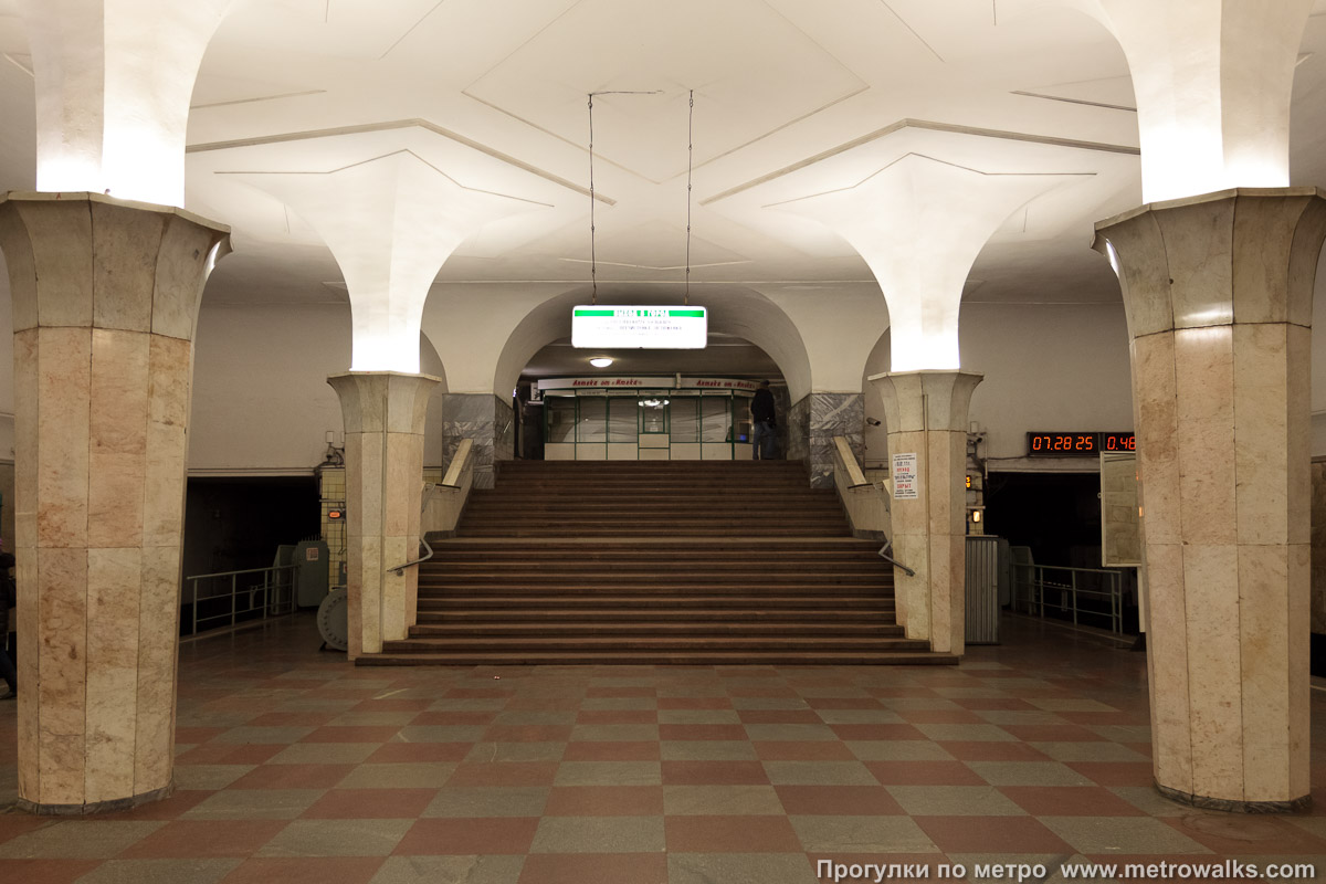 Фотография станции Кропоткинская (Сокольническая линия, Москва). Выход в город осуществляется по лестнице.