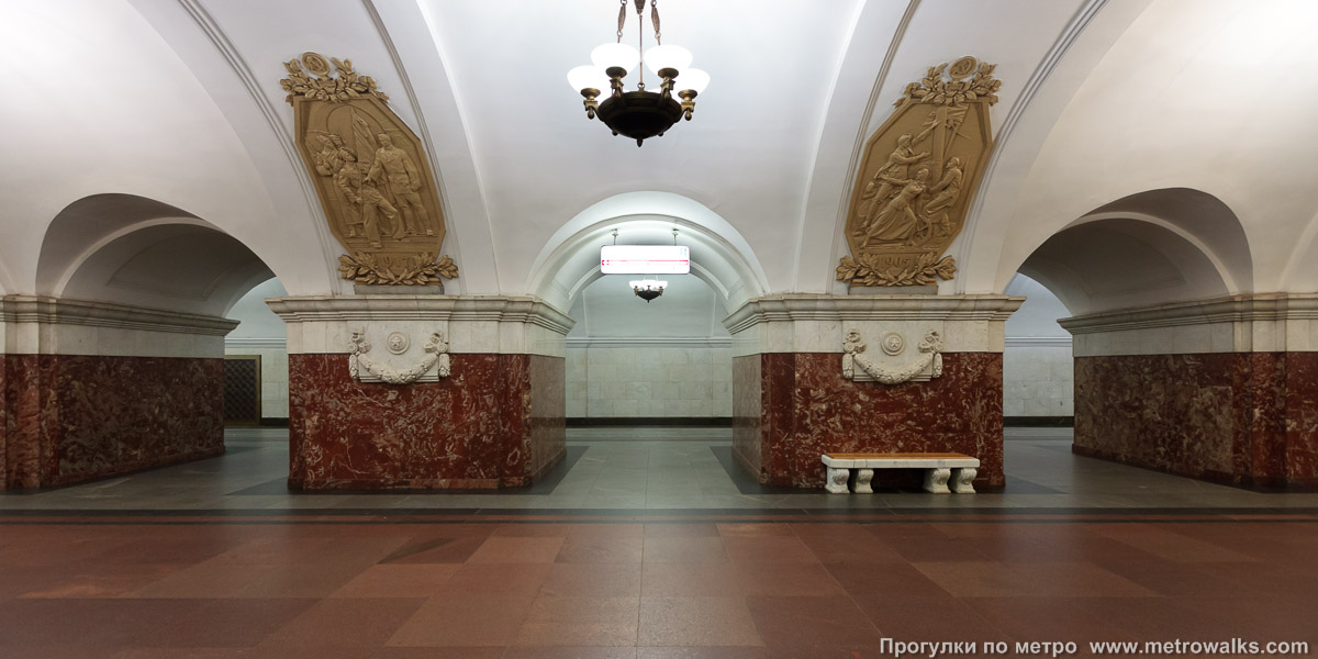 Фотография станции Краснопресненская (Кольцевая линия, Москва). Поперечный вид, проходы между пилонами из центрального зала на платформу.