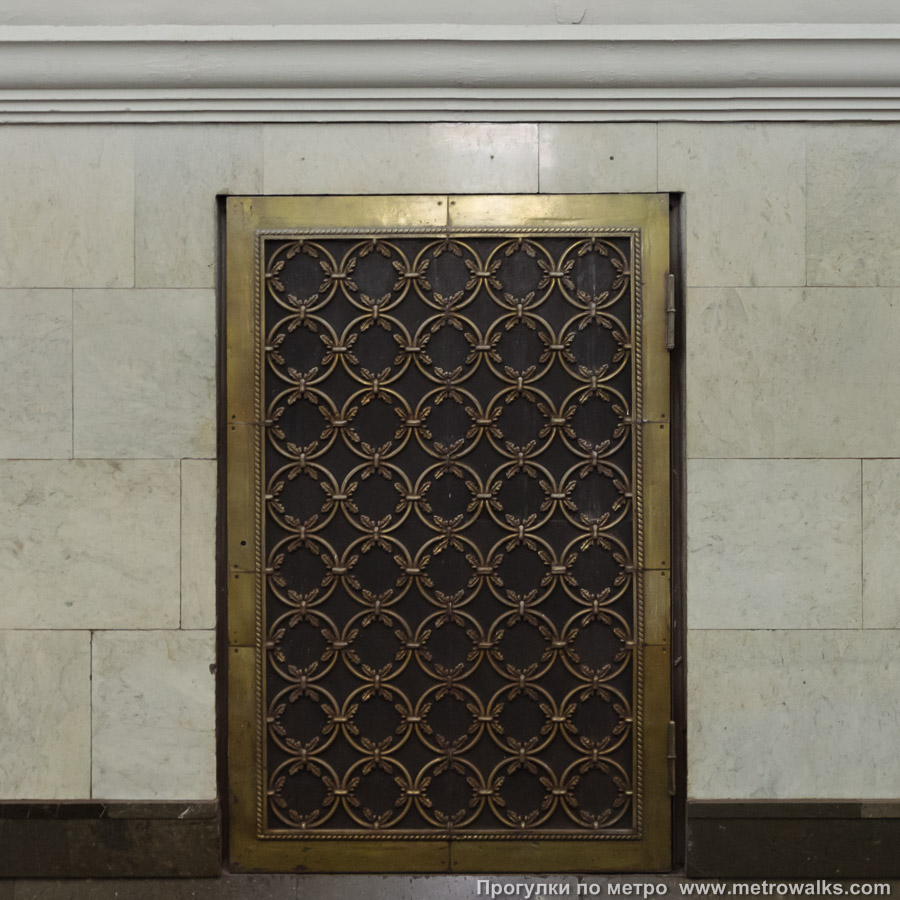 Фотография станции Краснопресненская (Кольцевая линия, Москва). Декоративная технологическая дверь в стене.