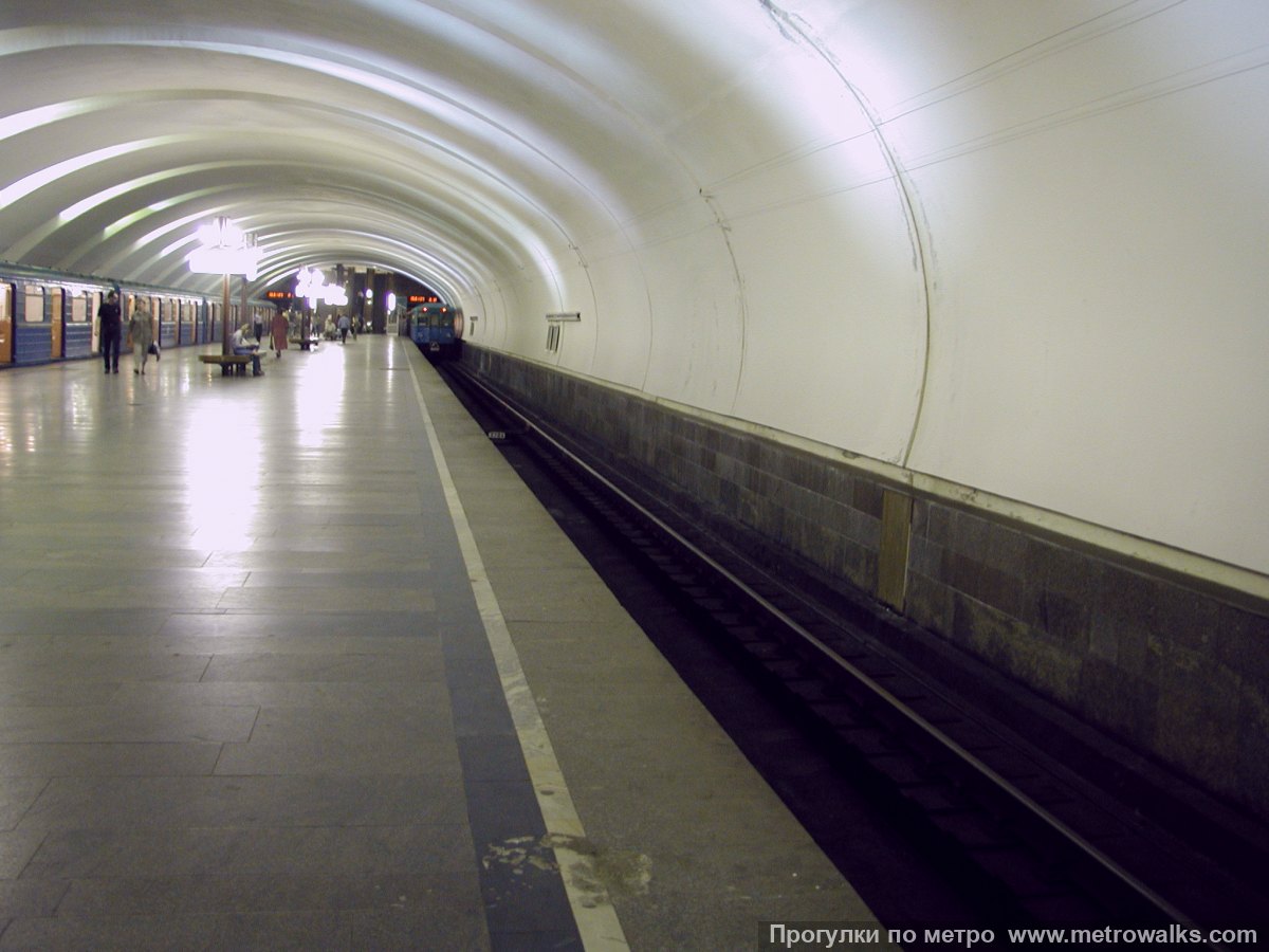 Фотография станции Крылатское (Арбатско-Покровская линия, Москва). Продольный вид вдоль края платформы.
