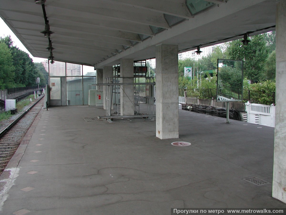 Фотография станции Кунцевская (Филёвская линия, Москва). Вид по диагонали. Историческое фото (2002), когда станция обслуживала только Филёвскую линию.