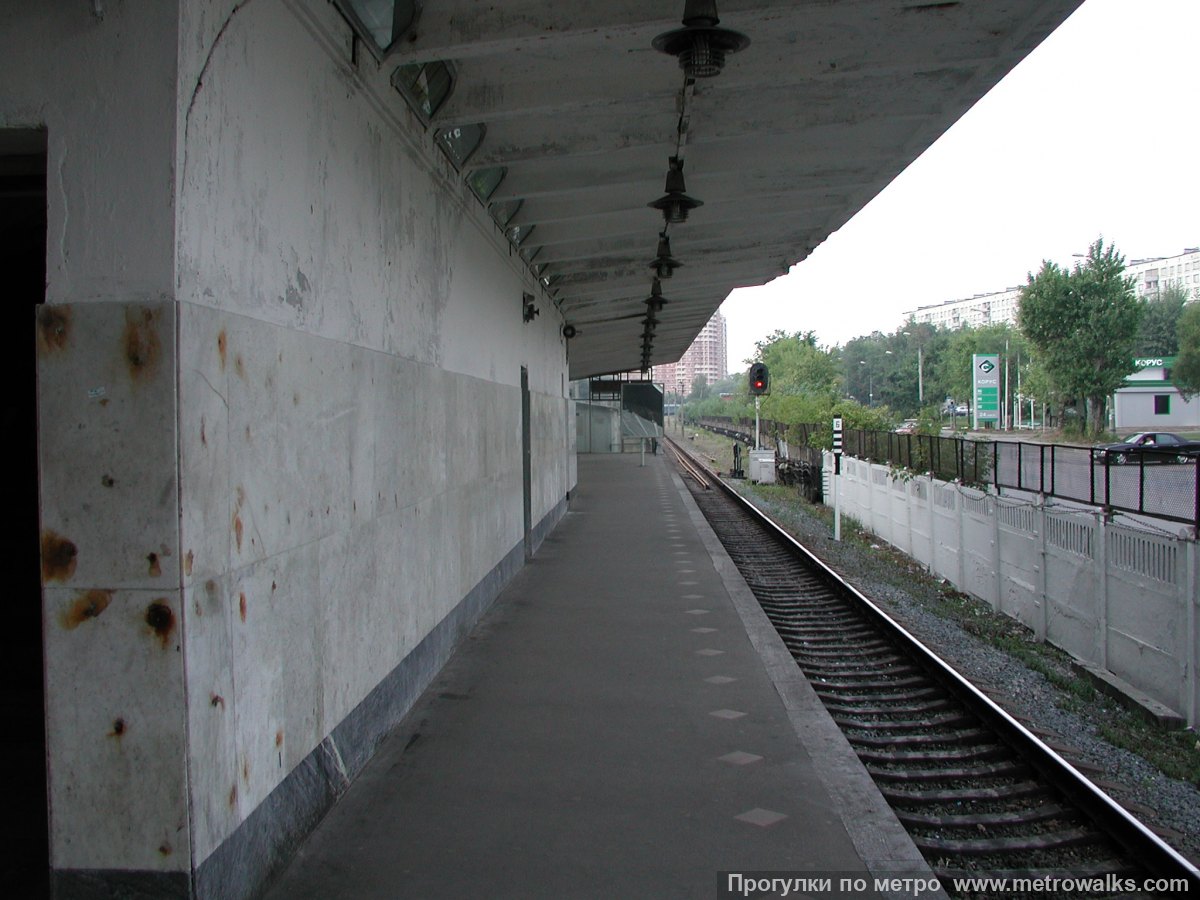 Фотография станции Кунцевская (Филёвская линия, Москва). Продольный вид вдоль края платформы. Историческое фото (2002), когда станция обслуживала только Филёвскую линию.