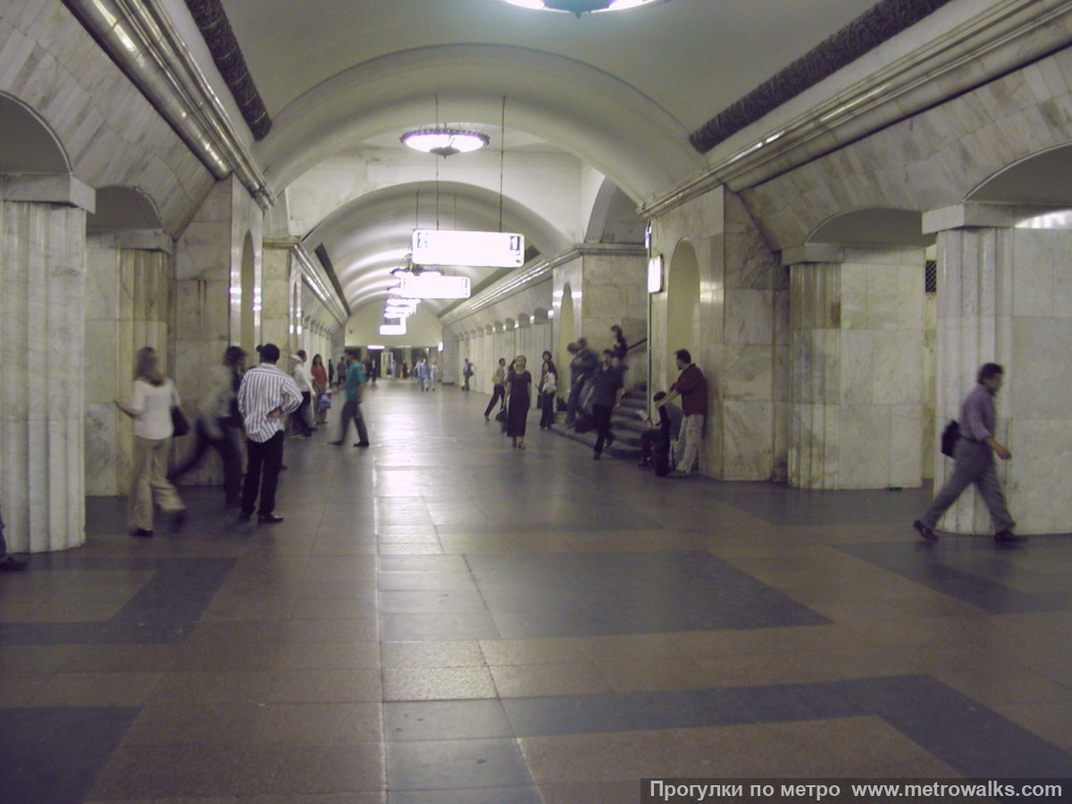 Фотография станции Курская (Кольцевая линия, Москва). Продольный вид центрального зала.