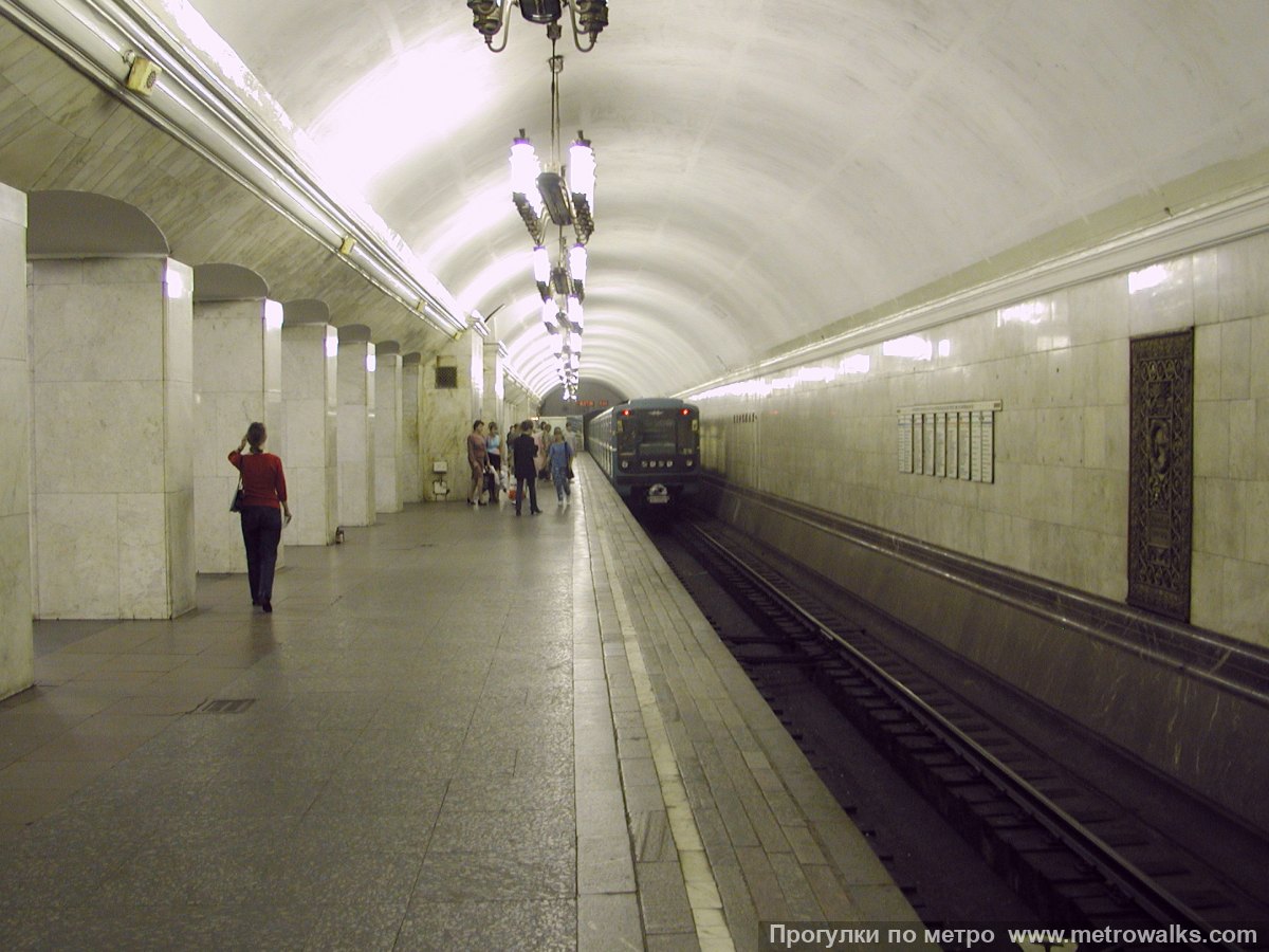 Фотография станции Курская (Кольцевая линия, Москва). Боковой зал станции и посадочная платформа, общий вид.