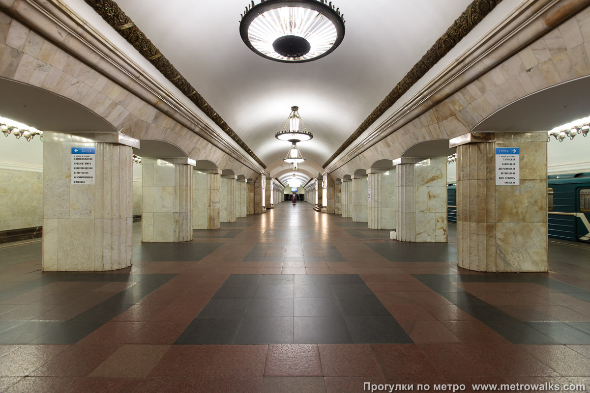 Фотография станции Курская (Кольцевая линия, Москва). Продольный вид центрального зала.