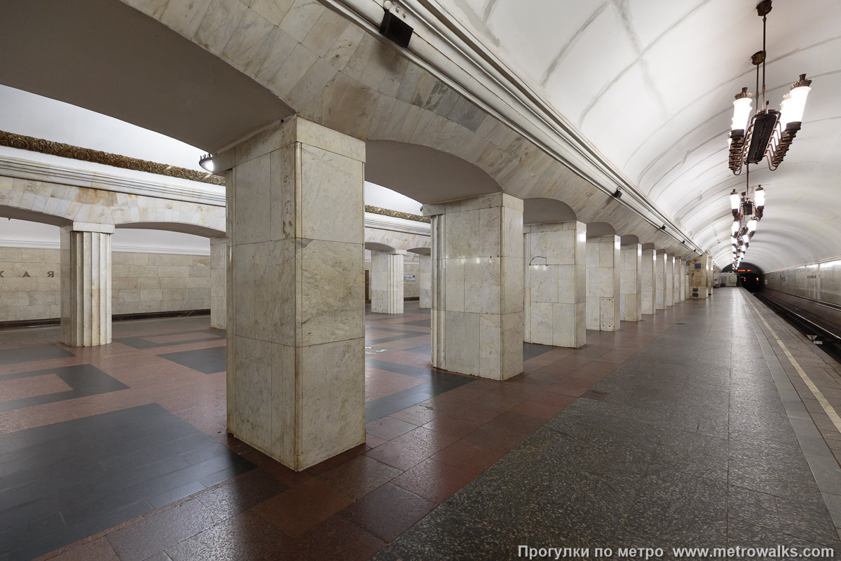 Фотография станции Курская (Кольцевая линия, Москва). Вид с края платформы по диагонали на противоположную сторону сквозь центральный зал. Фотография станции Курская (Кольцевая линия, Москва). Вид с края платформы по диагонали на противоположную сторону сквозь центральный зал.