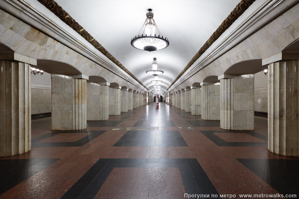 Фотография станции Курская (Кольцевая линия, Москва). Продольный вид центрального зала.