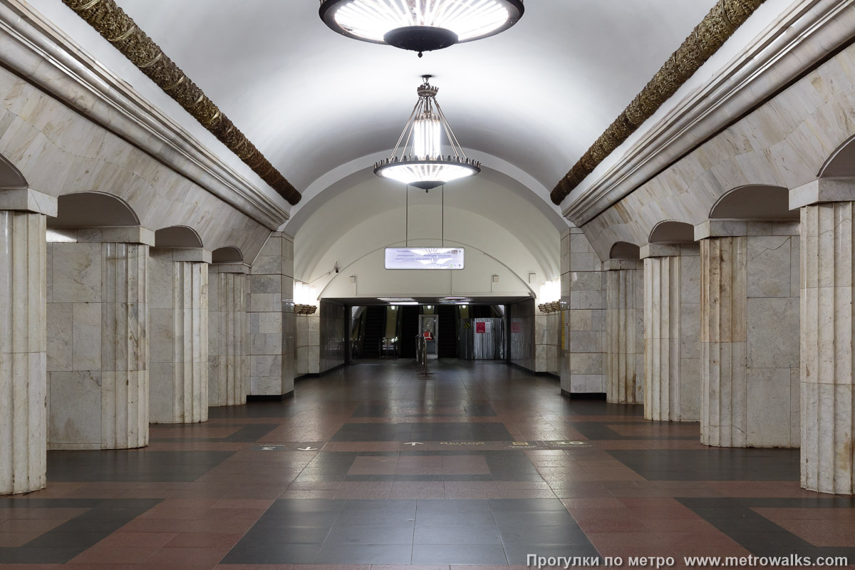 Фотография станции Курская (Кольцевая линия, Москва). Южный выход, сооружённый в 1995, совмещён с переходом на Люблинско-Дмитровскую линию. Фотография станции Курская (Кольцевая линия, Москва). Южный выход, сооружённый в 1995, совмещён с переходом на Люблинско-Дмитровскую линию.