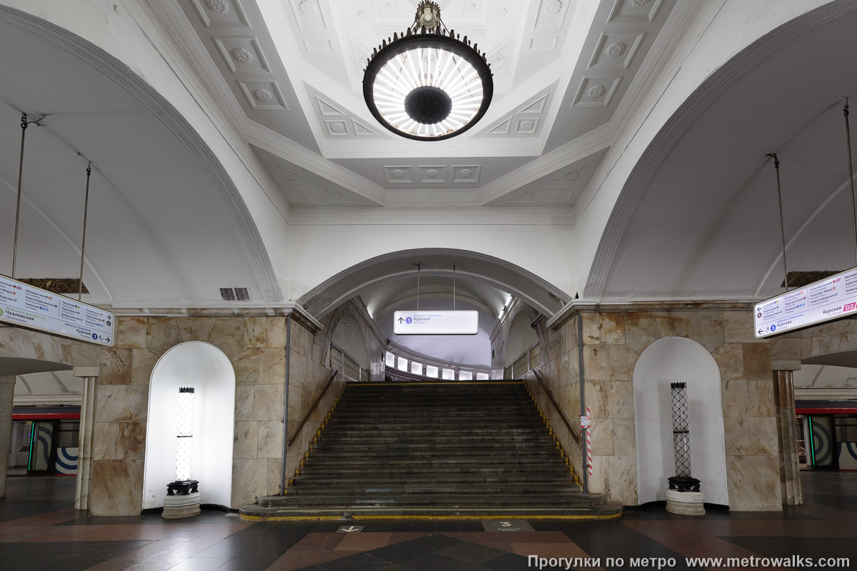 Фотография станции Курская (Кольцевая линия, Москва). В центре зала — переход на одноимённую станцию Арбатско-Покровской линии. Фотография станции Курская (Кольцевая линия, Москва). В центре зала — переход на одноимённую станцию Арбатско-Покровской линии.