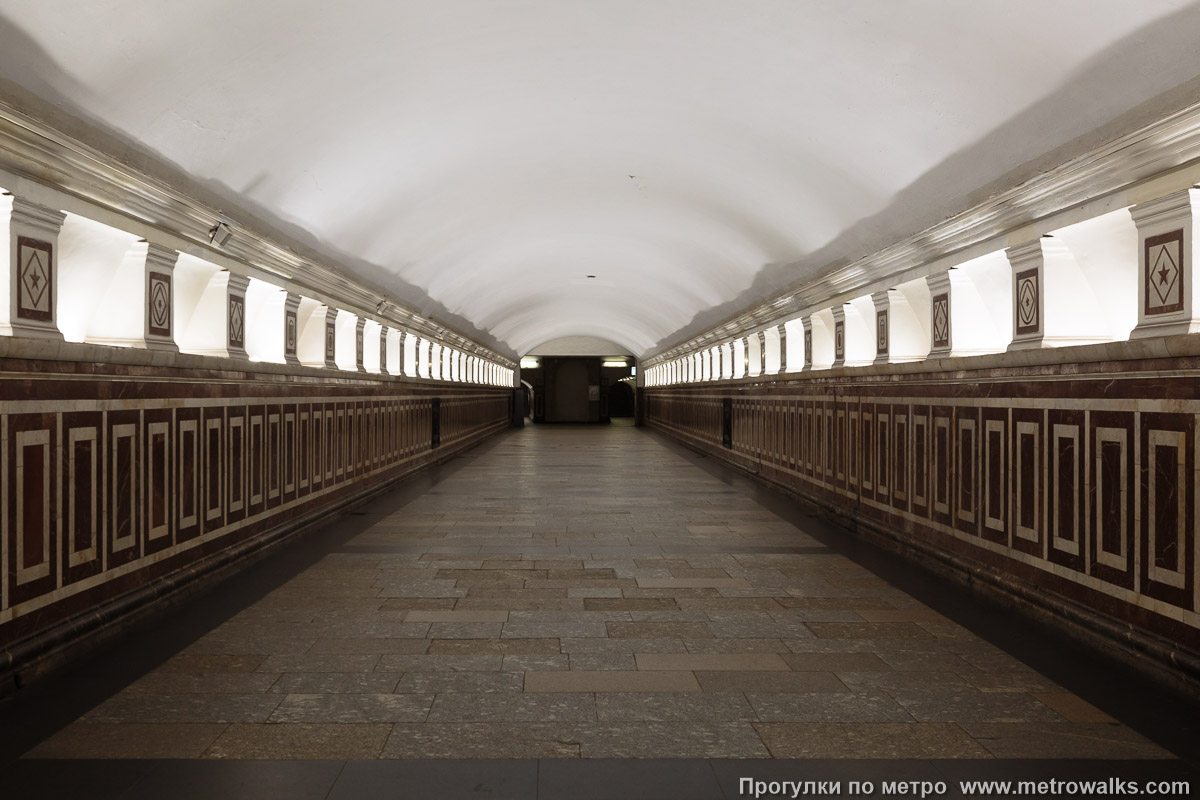 Фотография станции Курская (Кольцевая линия, Москва). В коридоре перехода на Арбатско-Покровскую линию. Фотография станции Курская (Кольцевая линия, Москва). В коридоре перехода на Арбатско-Покровскую линию.