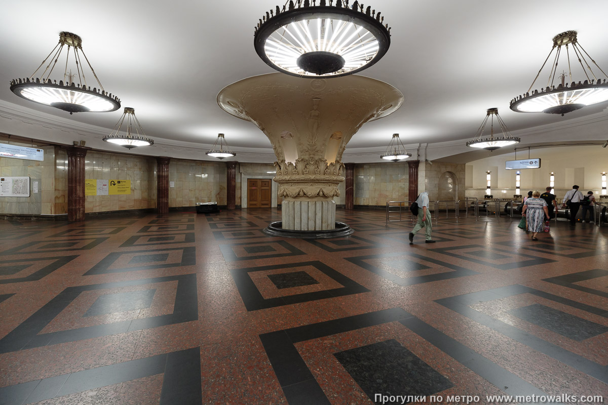 Фотография станции Курская (Кольцевая линия, Москва). Эскалаторный зал вестибюля. Фотография станции Курская (Кольцевая линия, Москва). Эскалаторный зал вестибюля.