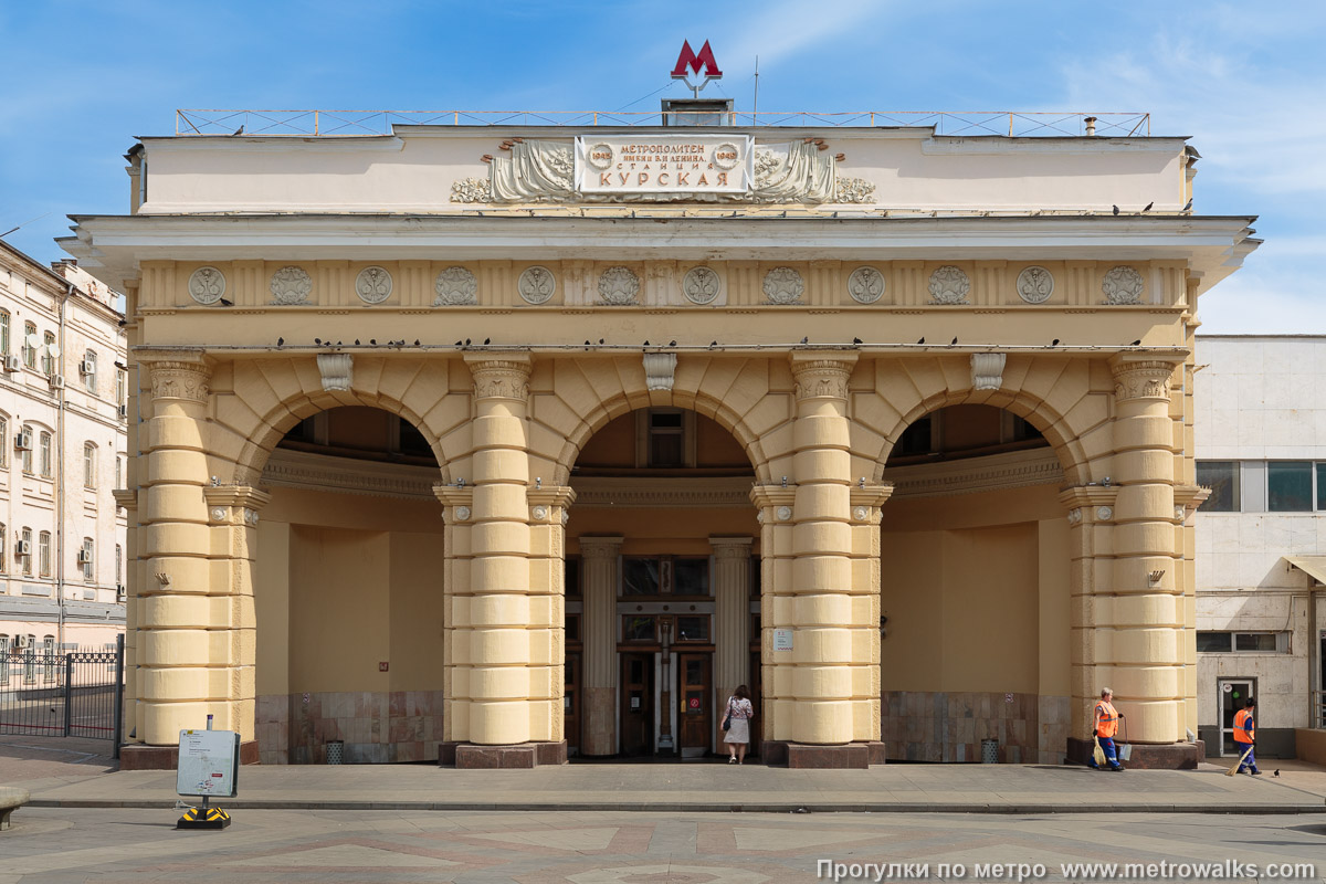 Фотография станции Курская (Кольцевая линия, Москва). Наземный вестибюль станции. Фотография станции Курская (Кольцевая линия, Москва). Наземный вестибюль станции.