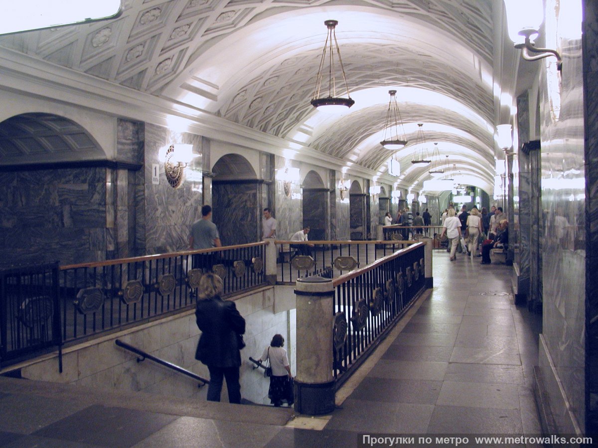 Фотография станции Курская (Арбатско-Покровская линия, Москва). Вид по диагонали.