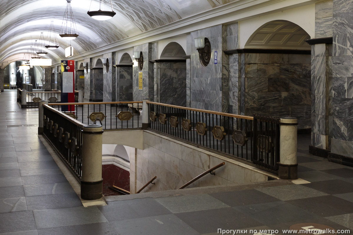 Фотография станции Курская (Арбатско-Покровская линия, Москва). Около перехода. В центре зала — переход на одноимённую станцию Кольцевой линии.