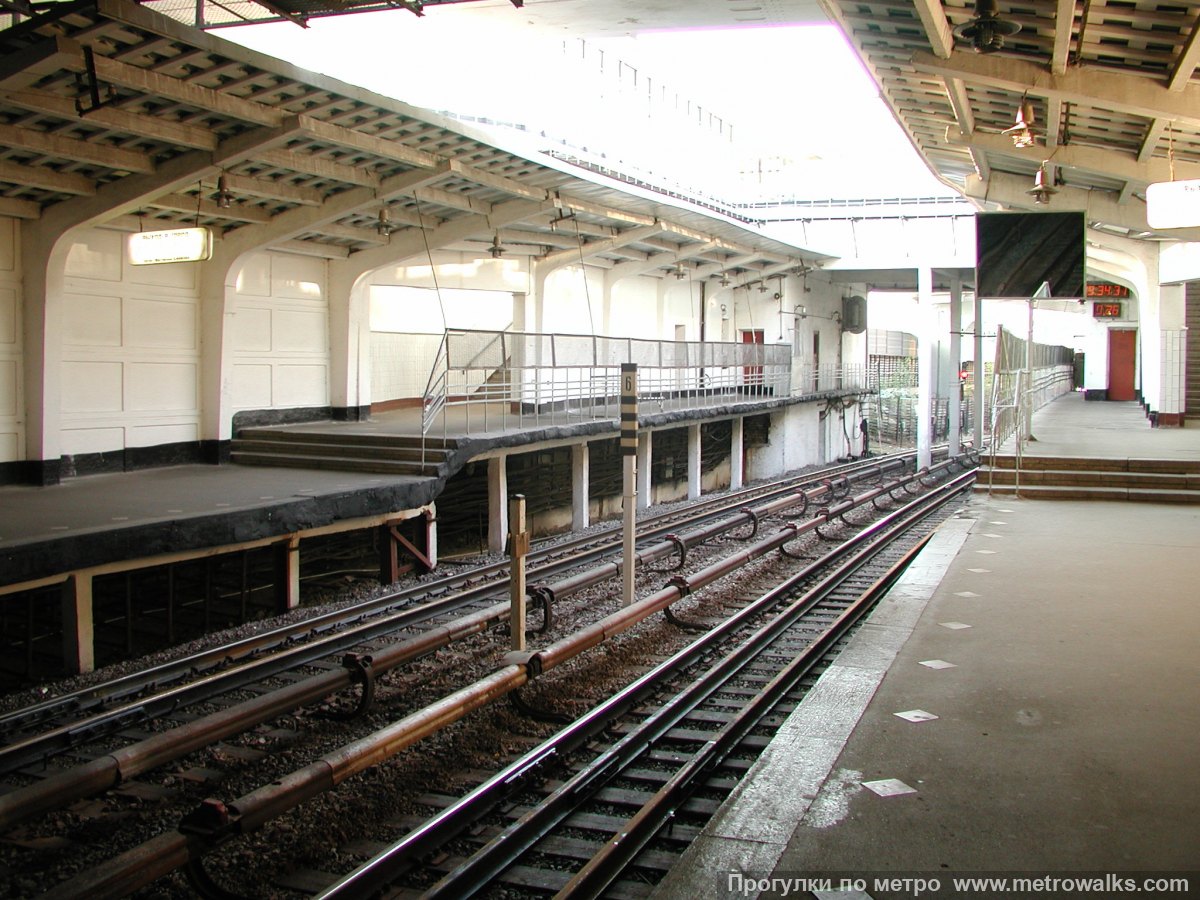 Фотография станции Кутузовская (Филёвская линия, Москва). Часть станции около выхода в город. Северный торец станции. Историческое фото 2002 года.