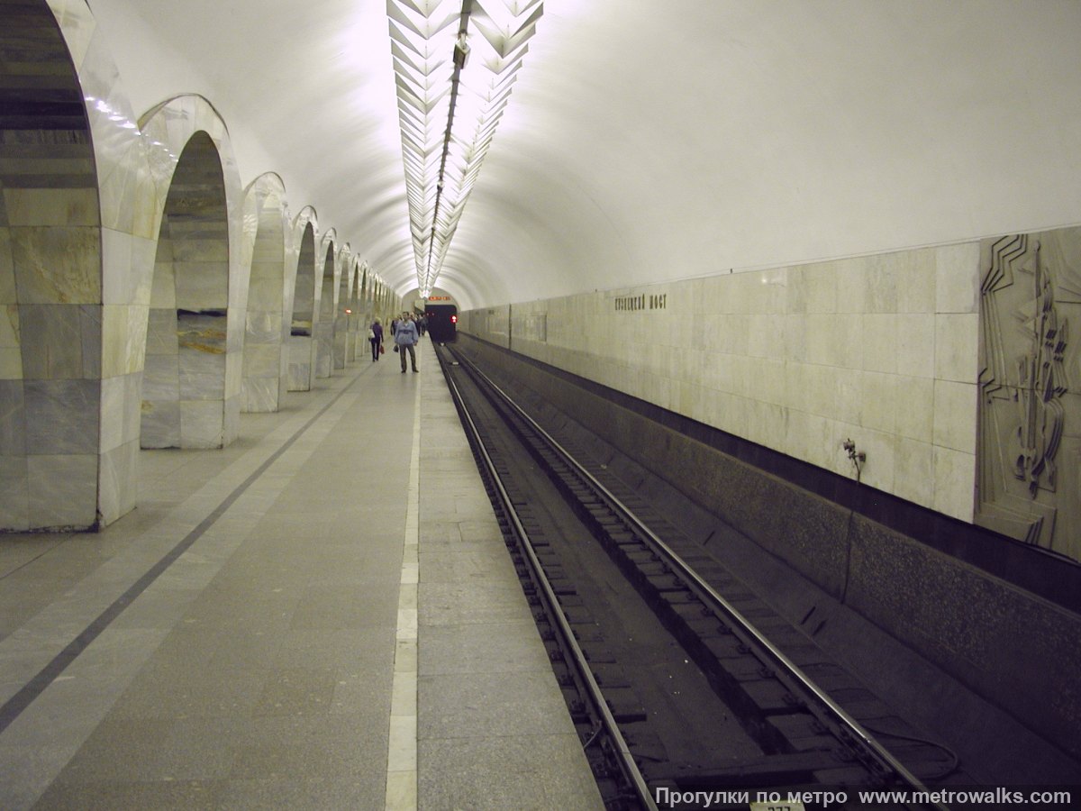 Фотография станции Кузнецкий Мост (Таганско-Краснопресненская линия, Москва). Боковой зал станции и посадочная платформа, общий вид.