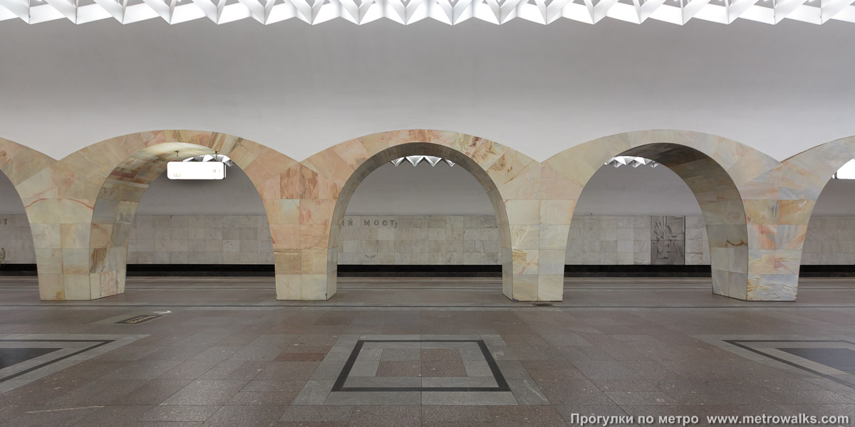 Фотография станции Кузнецкий Мост (Таганско-Краснопресненская линия, Москва). Поперечный вид, проходы между колоннами из центрального зала на платформу.