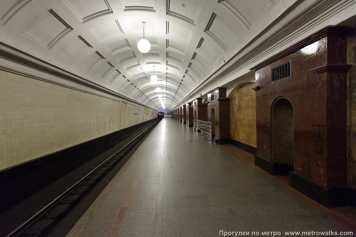 Фотография станции Красные Ворота (Сокольническая линия, Москва). Боковой зал станции и посадочная платформа, общий вид.