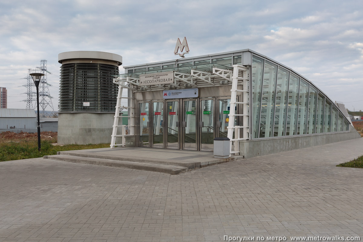 Фотография станции Лесопарковая (Бутовская линия, Москва). Вход в подземный вестибюль станции через спуск, похожий на подземный переход.