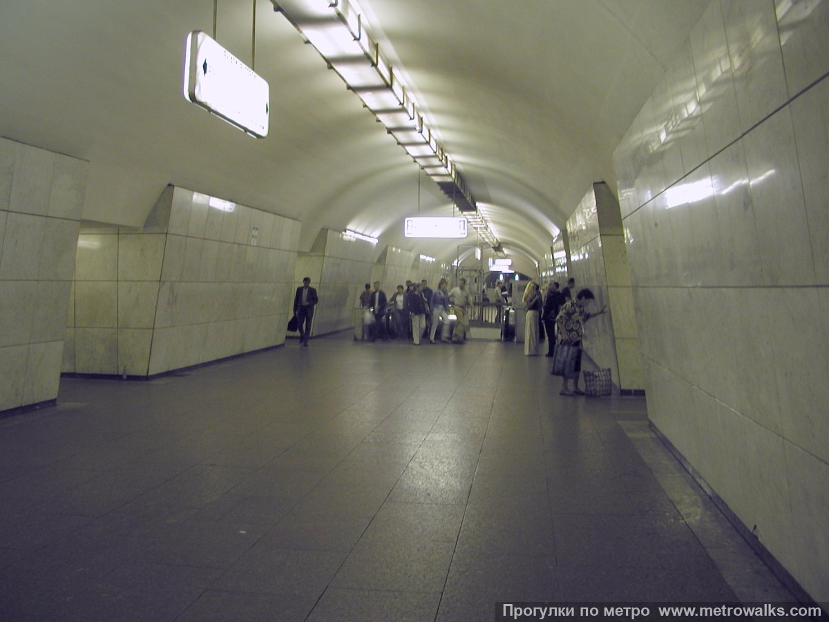 Фотография станции Лубянка (Сокольническая линия, Москва). Продольный вид центрального зала.