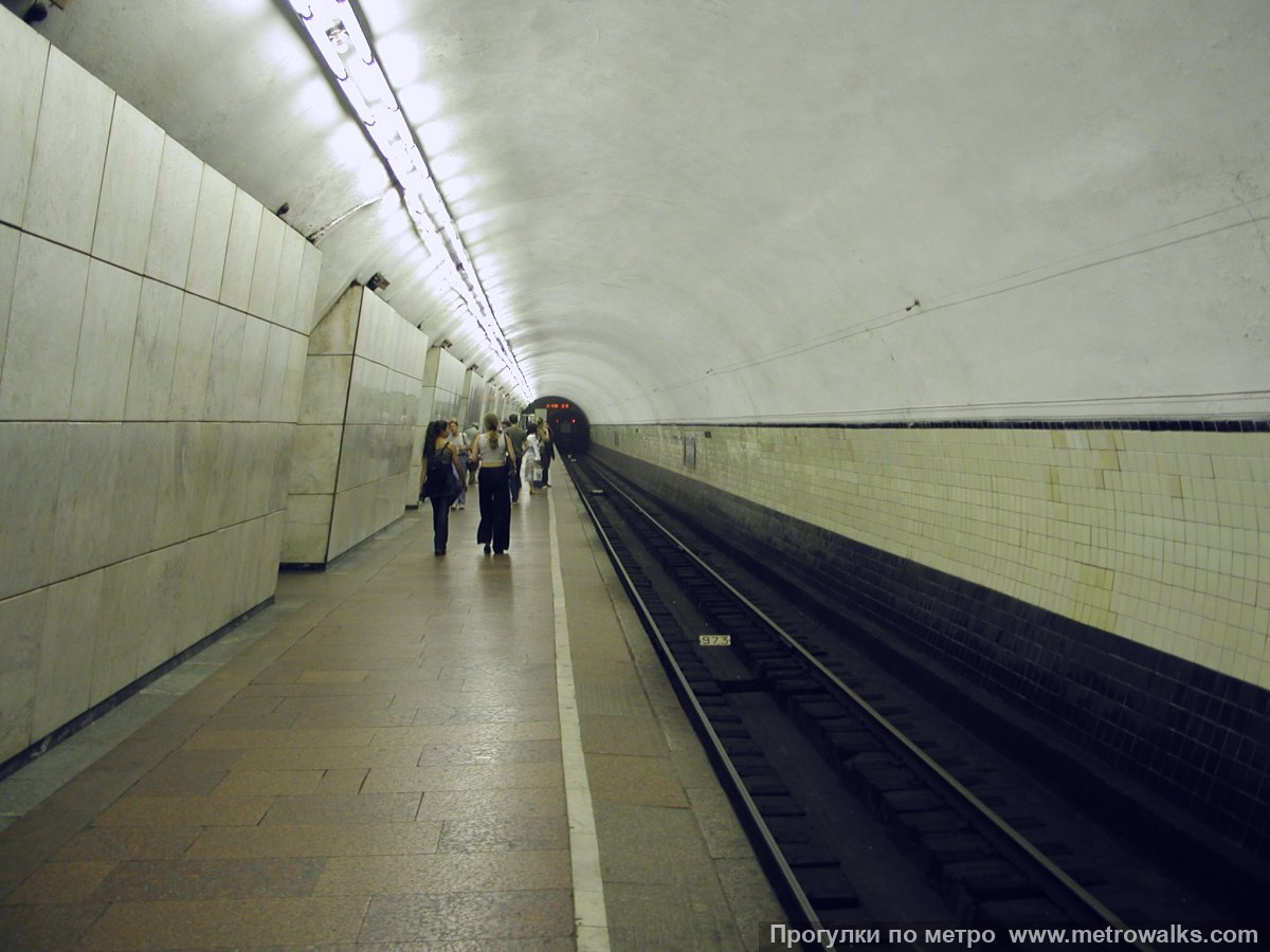 Фотография станции Лубянка (Сокольническая линия, Москва). Боковой зал станции и посадочная платформа, общий вид.