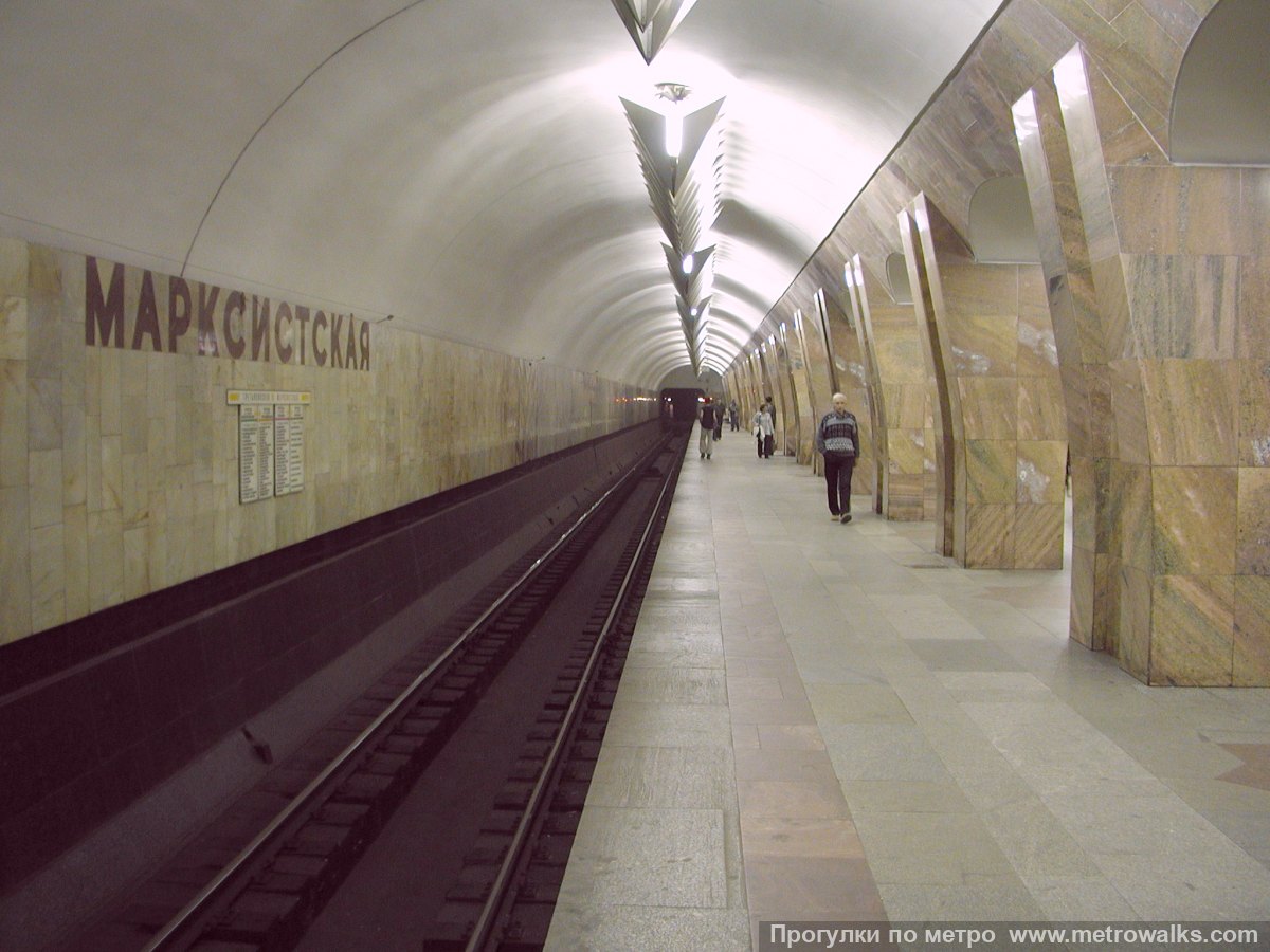 Фотография станции Марксистская (Калининская линия, Москва). Боковой зал станции и посадочная платформа, общий вид.