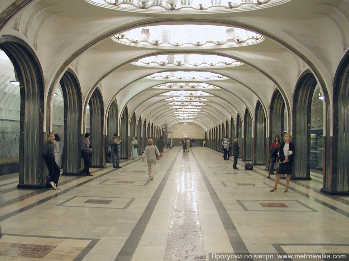 Фотография станции Маяковская (Замоскворецкая линия, Москва). Центральный зал станции, вид вдоль от входа в сторону глухого торца.