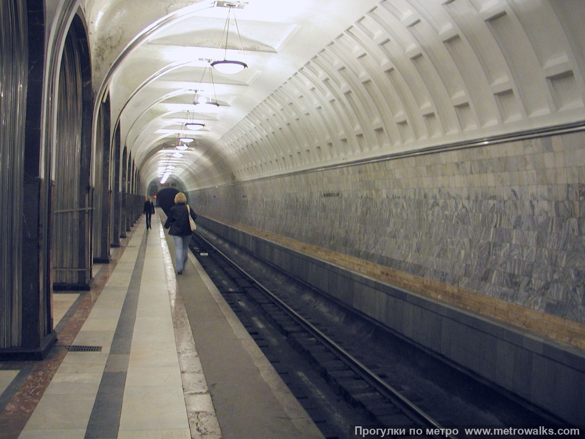 Фотография станции Маяковская (Замоскворецкая линия, Москва). Боковой зал станции и посадочная платформа, общий вид.