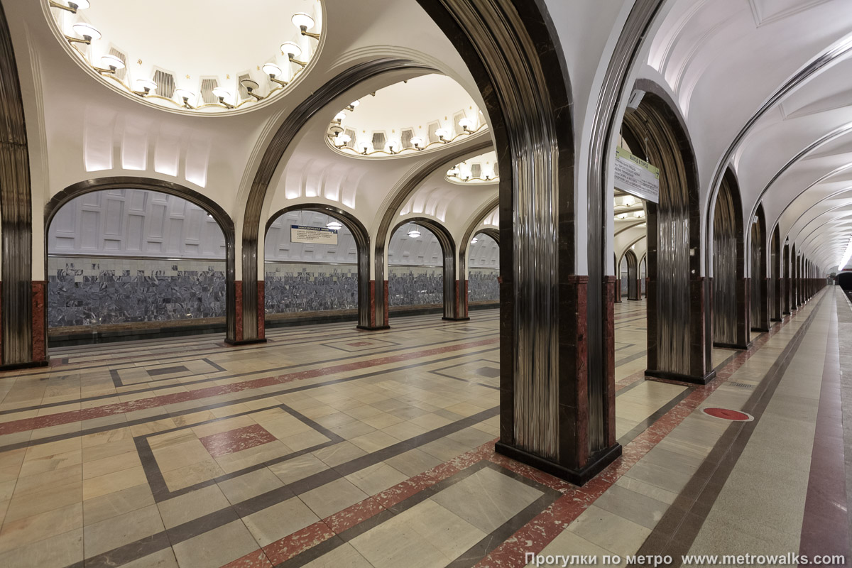 Фотография станции Маяковская (Замоскворецкая линия, Москва). Вид с края платформы по диагонали на противоположную сторону сквозь центральный зал.