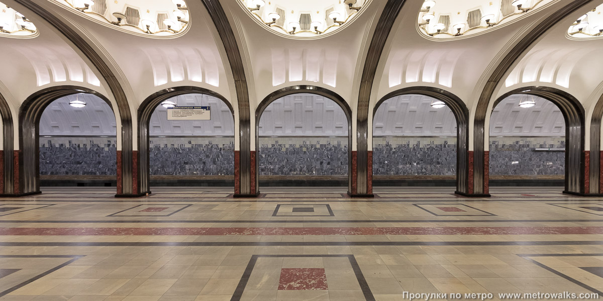 Фотография станции Маяковская (Замоскворецкая линия, Москва). Поперечный вид, проходы между колоннами из центрального зала на платформу.