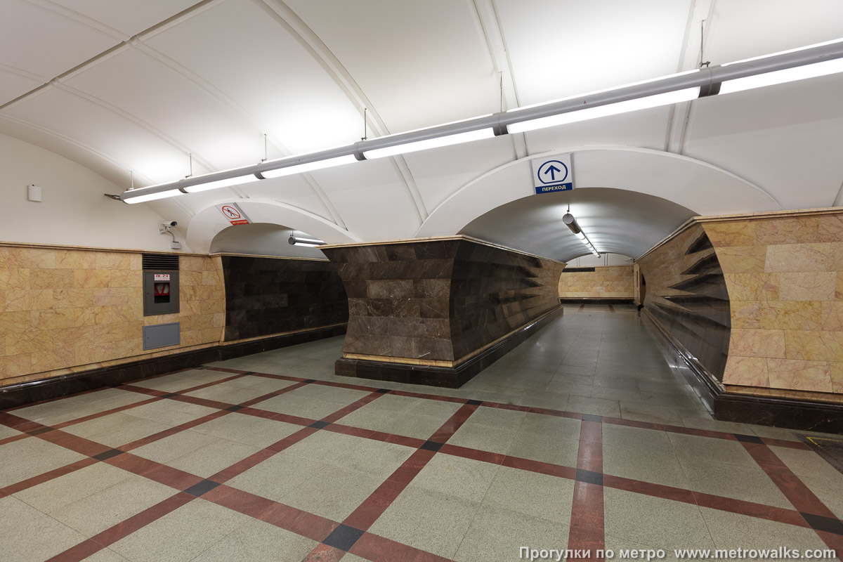 Фотография станции Маяковская (Замоскворецкая линия, Москва). Переходный коридор к эскалаторам.