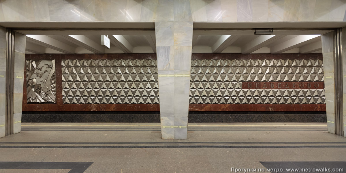 Фотография станции Медведково (Калужско-Рижская линия, Москва). Поперечный вид, проходы между колоннами из центрального зала на платформу.