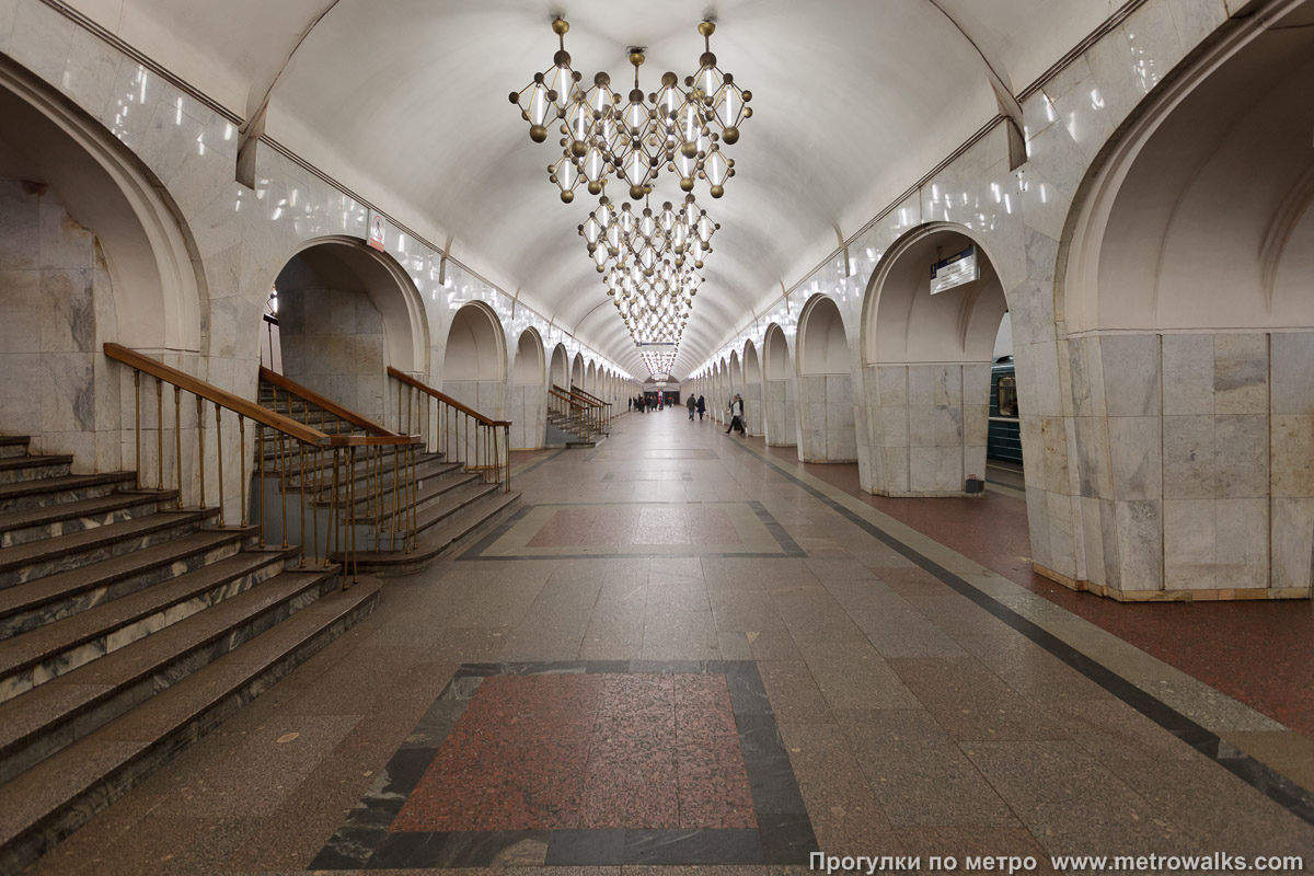 Фотография станции Менделеевская (Серпуховско-Тимирязевская линия, Москва). Центральный зал станции, вид вдоль от глухого торца в сторону выхода.